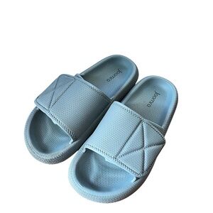 ◻️JOOMRA: Women’s 7.5-8.5 (39-40), light gray adjustable velcro pillow slides.